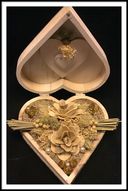 Houten hartendoosje met houten rozen en natuurmateriaal