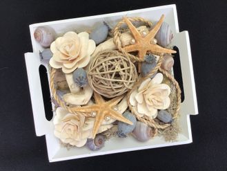 Bloemstukje houten bloemen, zeester, schelpen