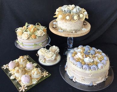 selectie taarten met bloemen, schelpen en parels